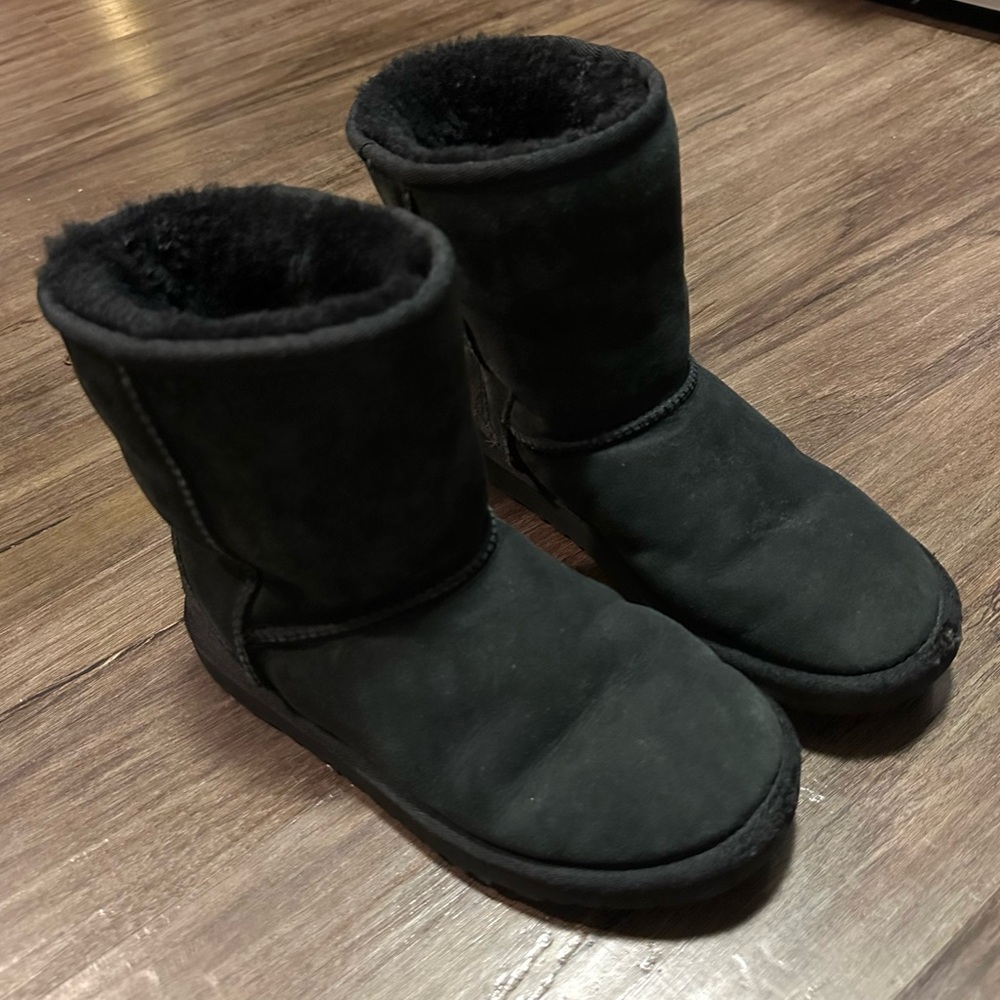 UGG Classic Short Boot in Black. Size 5